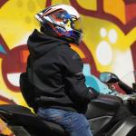 CASCO ASTRO PISTA AZUL, BLANCO. ROJO