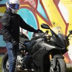 CASCO ASTRO PISTA AZUL, BLANCO. ROJO