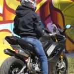 CASCO ASTRO PISTA AZUL, BLANCO. ROJO