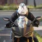 CASCO ASTRO PISTA AZUL, BLANCO. ROJO