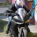 CASCO ASTRO PISTA AZUL, BLANCO. ROJO