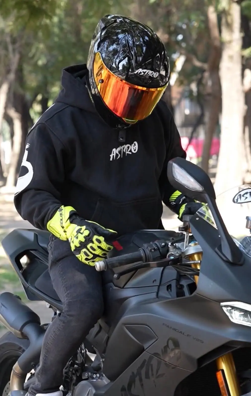 CASCO ASTRO PISTA NEGRO/NEGRO BRILLOSO