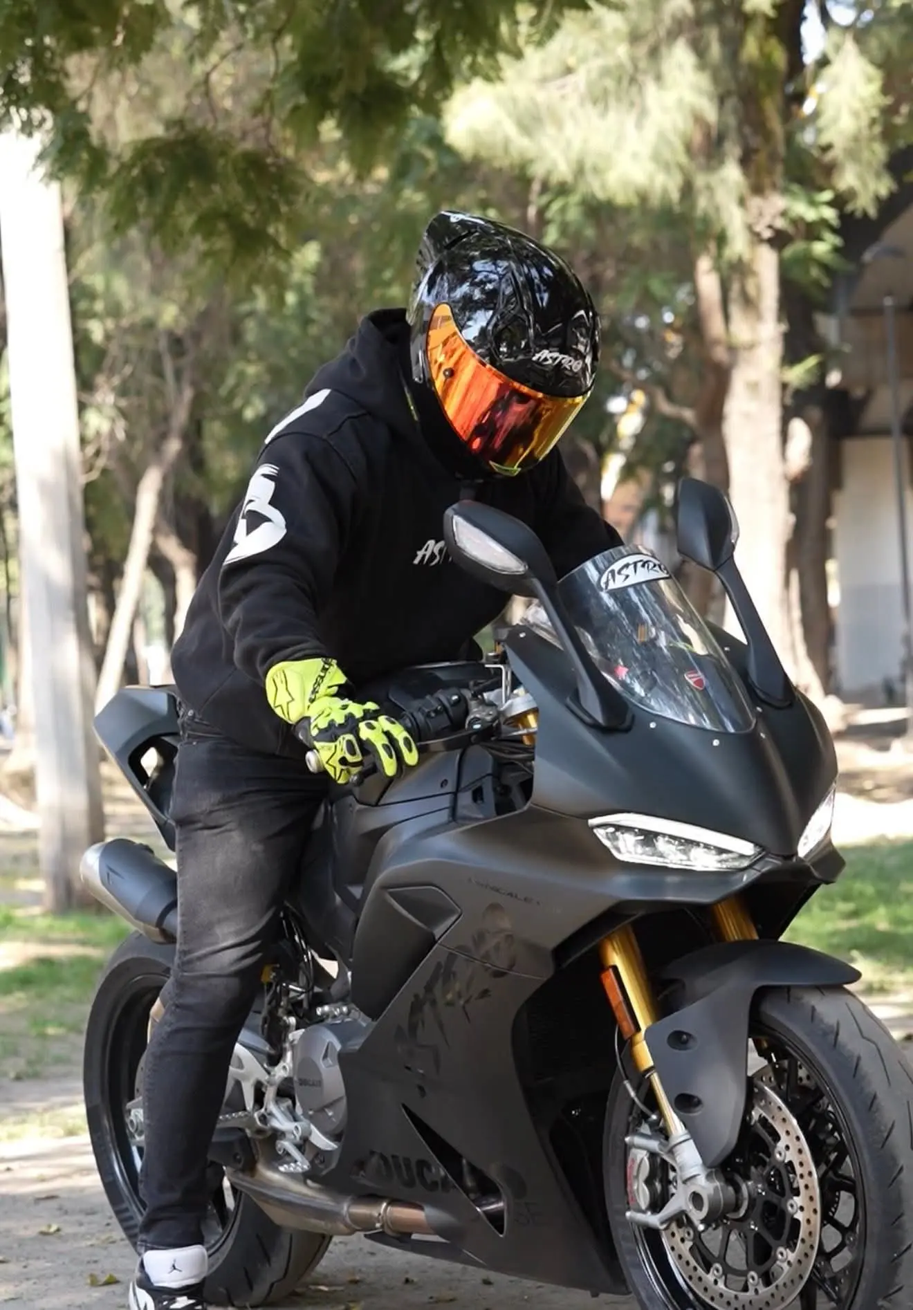 CASCO ASTRO PISTA NEGRO/NEGRO BRILLOSO
