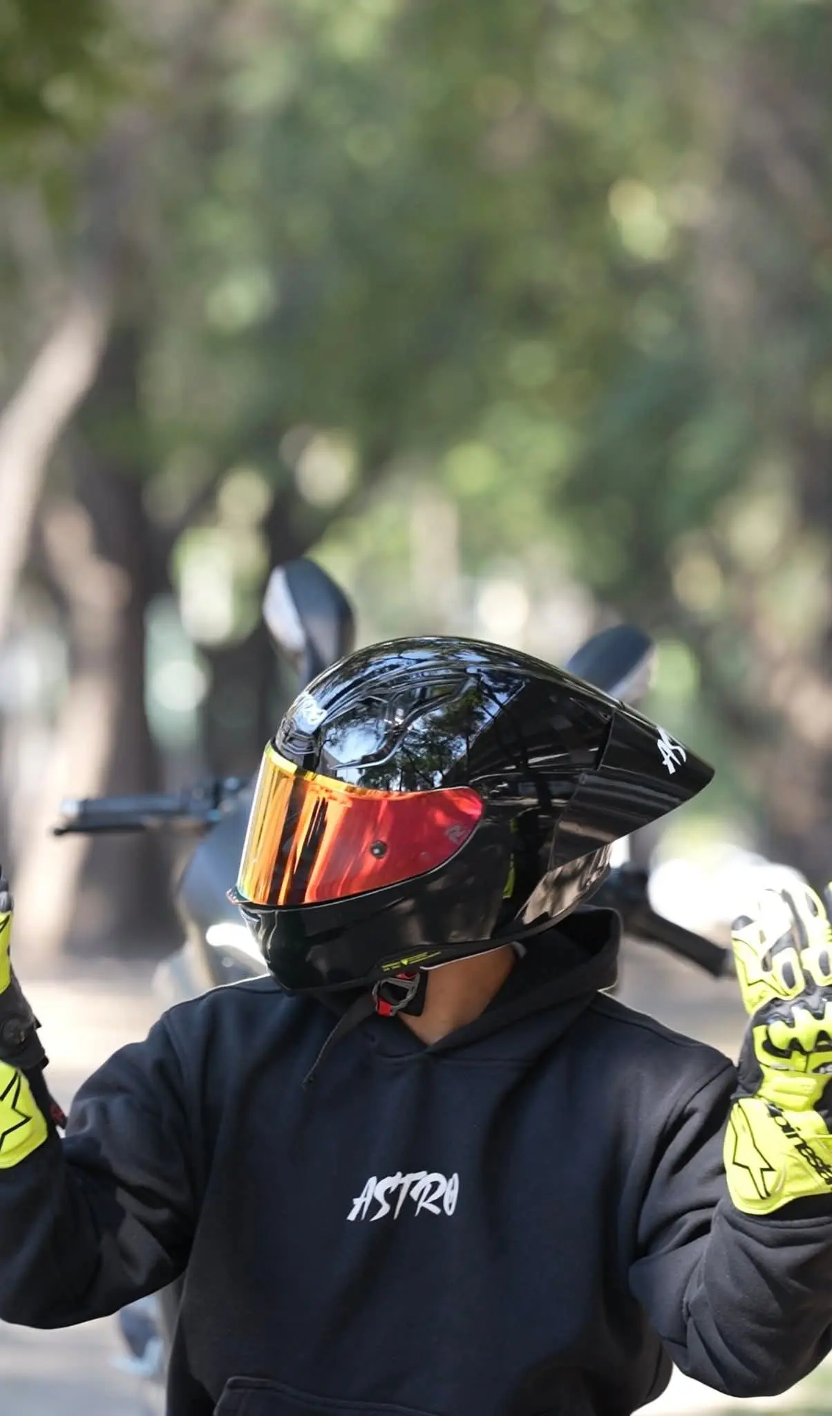 CASCO ASTRO PISTA NEGRO/NEGRO BRILLOSO