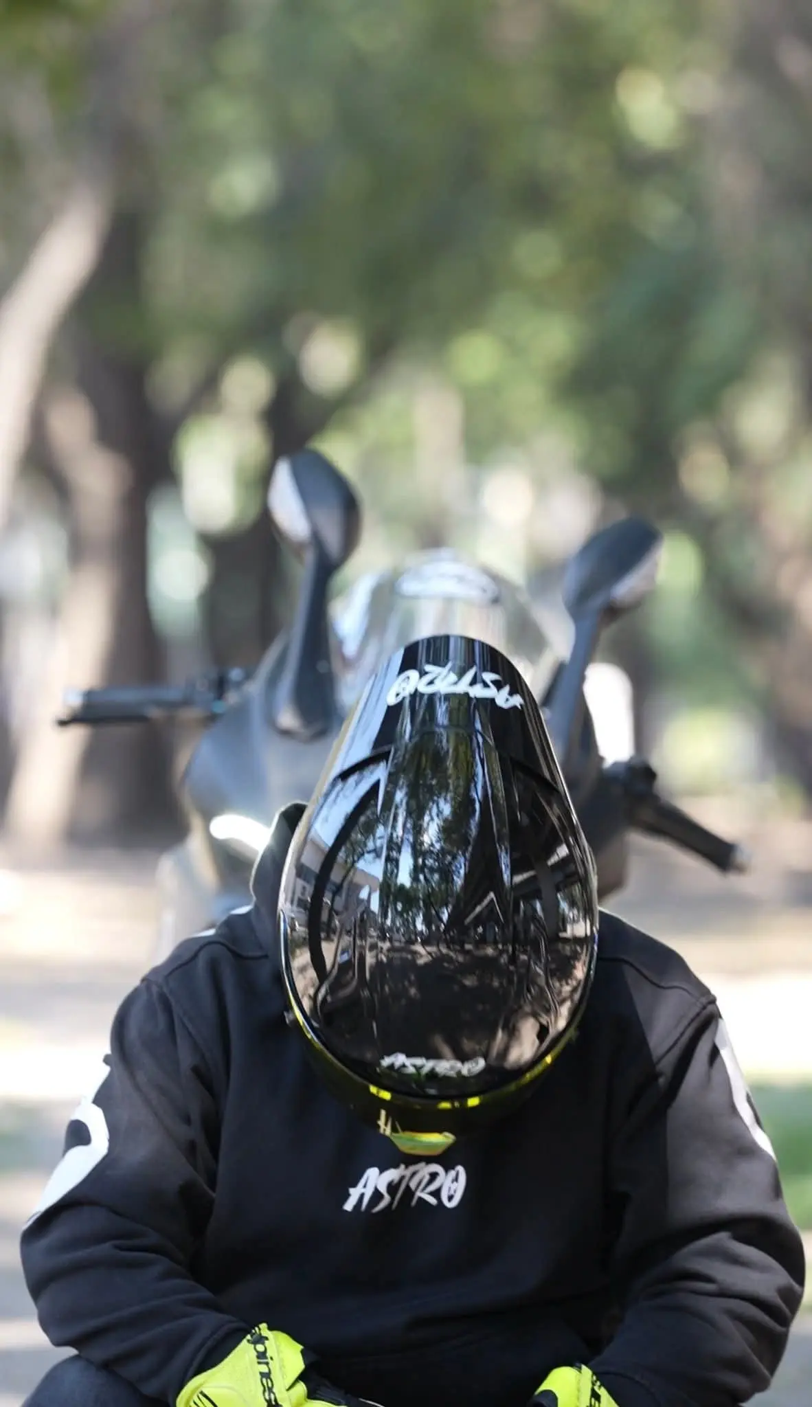 CASCO ASTRO PISTA NEGRO/NEGRO BRILLOSO